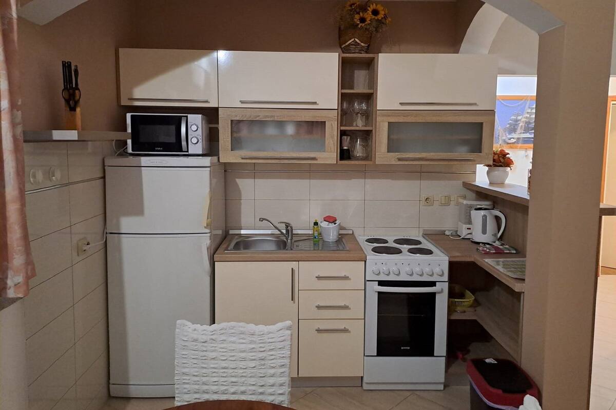 아파트 (Two bedroom Apartment with Balcony an) | 전용 주방 | 냉장고, 식탁