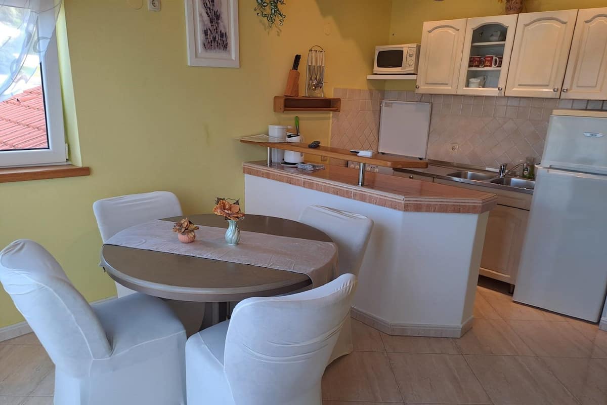 Appartement (Two Bedroom Apartment with Balcony an) | Privékeuken | Een koelkast, eettafels