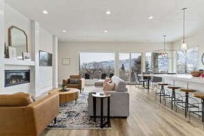 Smart TV, chimenea y tenis de mesa 