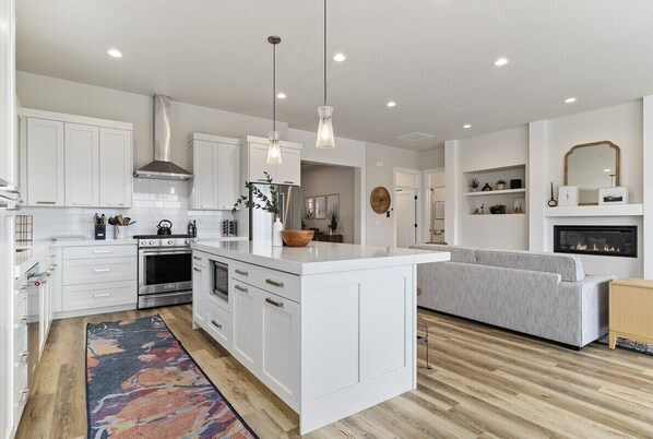 Refrigerador, microondas, horno y parrilla de estufa 