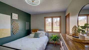 3 bedrooms, desk, free WiFi, bed sheets