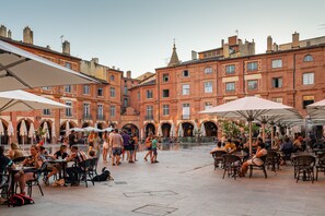 Outdoor dining - INGRES Large, very quiet studio in the heart of town. (Montauban)