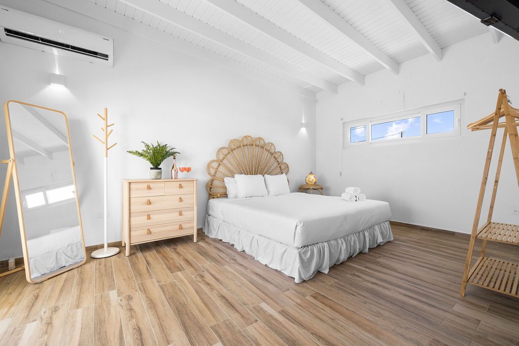 3 habitaciones, tabla de planchar con plancha, wifi y ropa de cama 