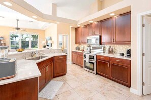 Fridge, microwave, oven, stovetop - Bella Vida - Beautiful 3 Bedroom 3 Bath Villa (Cape Coral)