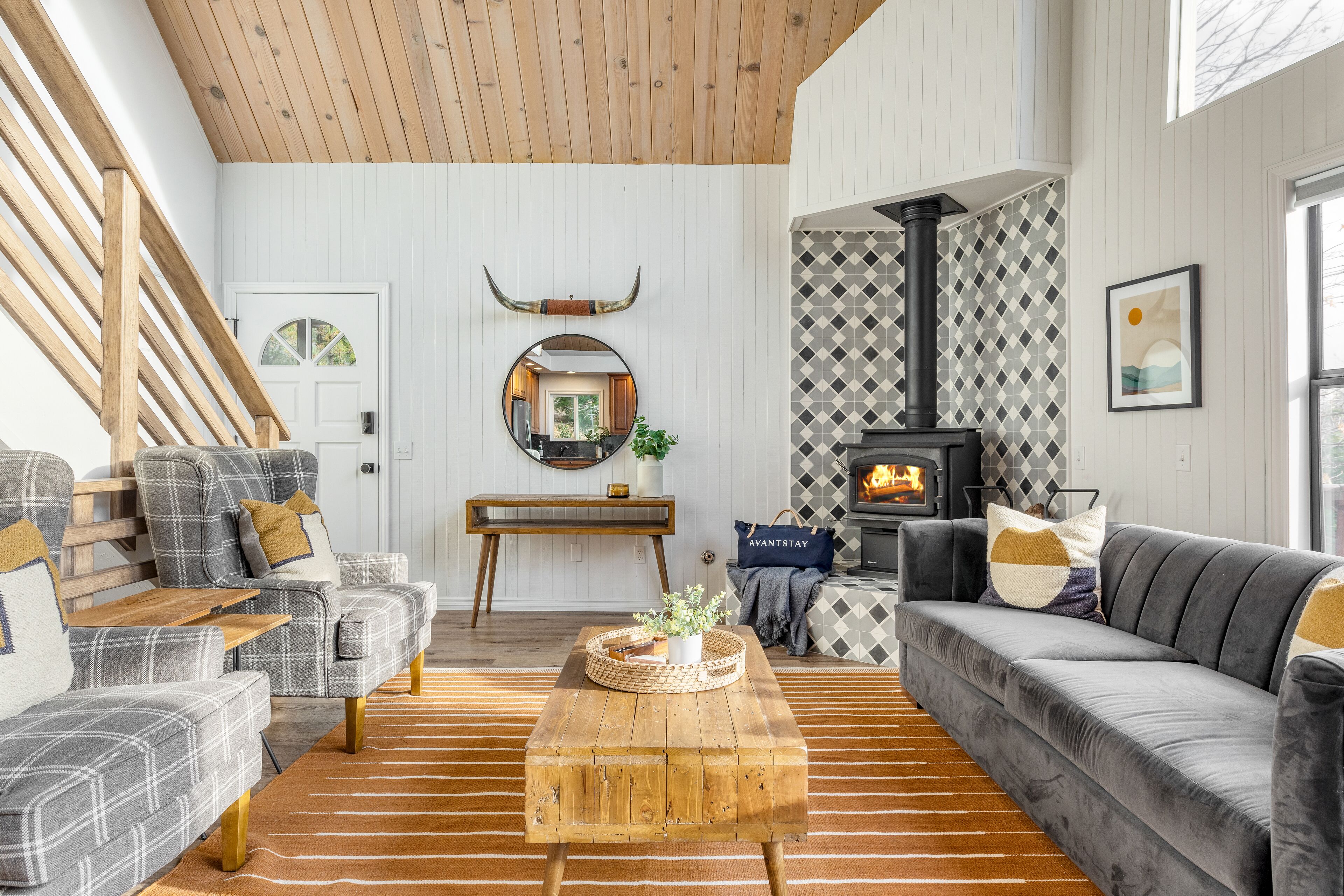 Chic Retreat W/ Hot Tub + Peloton | North Bay By Avantstay - Hesperia, CA