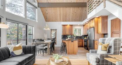 Chic Retreat w/ Hot Tub + Peloton | North Bay by AvantStay