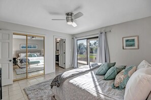 5 habitaciones, escritorio y tabla de planchar con plancha