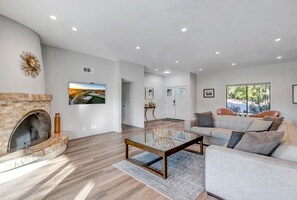 Fernseher, Kamin, Tischtennisplatte, Arbeitsbereiche