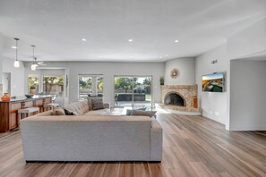 Fernseher, Kamin, Tischtennisplatte, Arbeitsbereiche