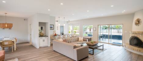 Tv, eldstad, ett bordtennisbord och kontor