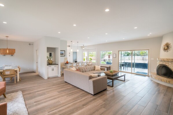 Fernseher, Kamin, Tischtennisplatte, Arbeitsbereiche