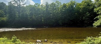 Charming & Cozy River Front Cabin- Close to ski mountains. Ski,Fish,Swim & Hike!