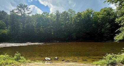 Charming & Cozy River Front Cabin- Close to ski mountains. Ski,Fish,Swim & Hike!