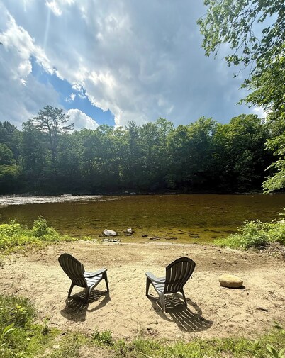 Charming & Cozy River Front Cabin- Close to ski mountains. Ski,Fish,Swim & Hike!