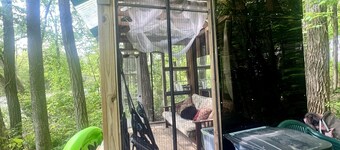 Charming & Cozy River Front Cabin- Close to ski mountains. Ski,Fish,Swim & Hike!