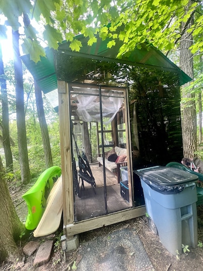 Charming & Cozy River Front Cabin- Close to ski mountains. Ski,Fish,Swim & Hike!