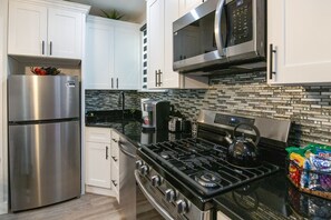 Refrigerador, microondas, horno y parrilla de estufa 