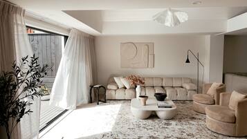 Smart TV, fireplace, ping pong