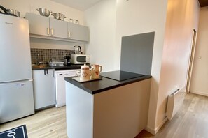 Fridge, oven, dishwasher, coffee/tea maker