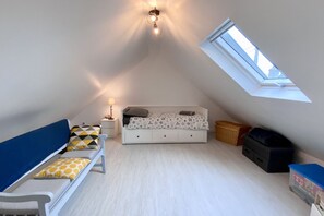 2 bedrooms, desk, WiFi, bed sheets