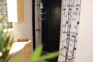 Douche, sèche-cheveux, serviettes fournies