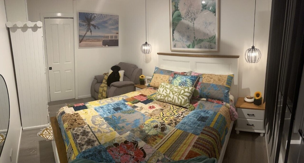 Newly Listed And Centrally Located , Walk To Restaurant's , Cafes And Shopping , - Brisbane
