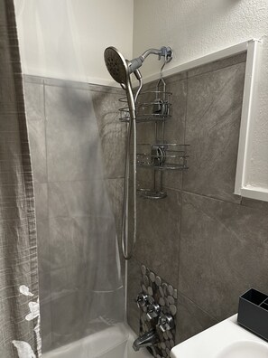 Haartrockner, Handtücher, Toilettenpapier