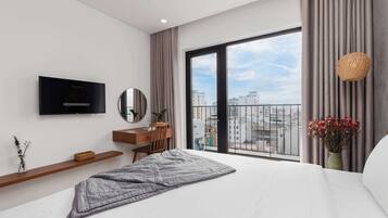 2-Bedroom Apartment | Seprai premium, brankas, tirai kedap cahaya, dan kedap suara