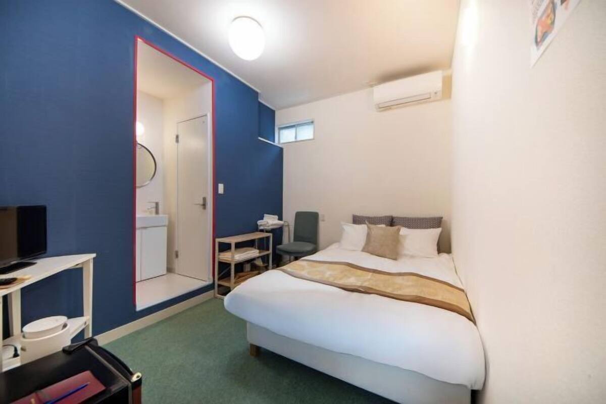 Desk, WiFi (free), bed sheets