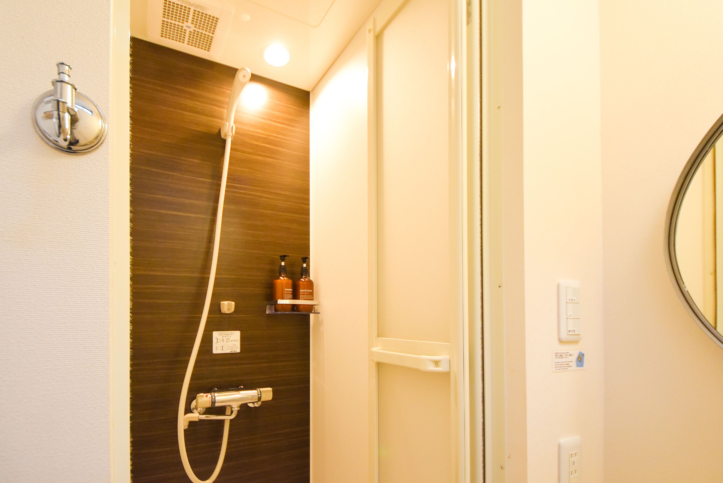 Habitación básica doble, 1 cama doble, no fumadores, entresuelo | Baño | Ducha y cabezal de ducha con hidromasaje