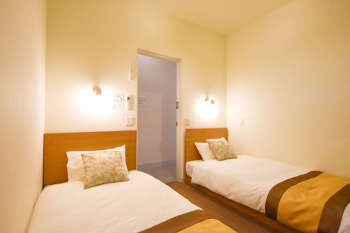 Habitación básica con 2 camas individuales, 2 camas individuales, para no fumadores, planta baja | Escritorio, wifi gratis y ropa de cama
