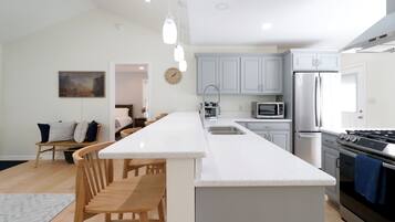 Jääkaappi, mikroaaltouuni, uuni, liesi