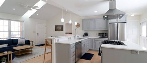 Frigorífico, microondas, horno y placa de cocina