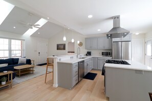 Fridge, microwave, oven, stovetop - Charming home near PSU - built for memorable game days and family visits (State College)