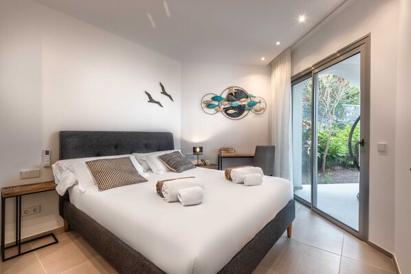 2 bedrooms, in-room safe, iron/ironing board, free WiFi