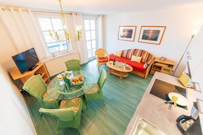 Dining - Holiday Apartment "Villa Bella Vista - Meerblick 5" with Sea View, Balcony & Wi-Fi (Sassnitz)