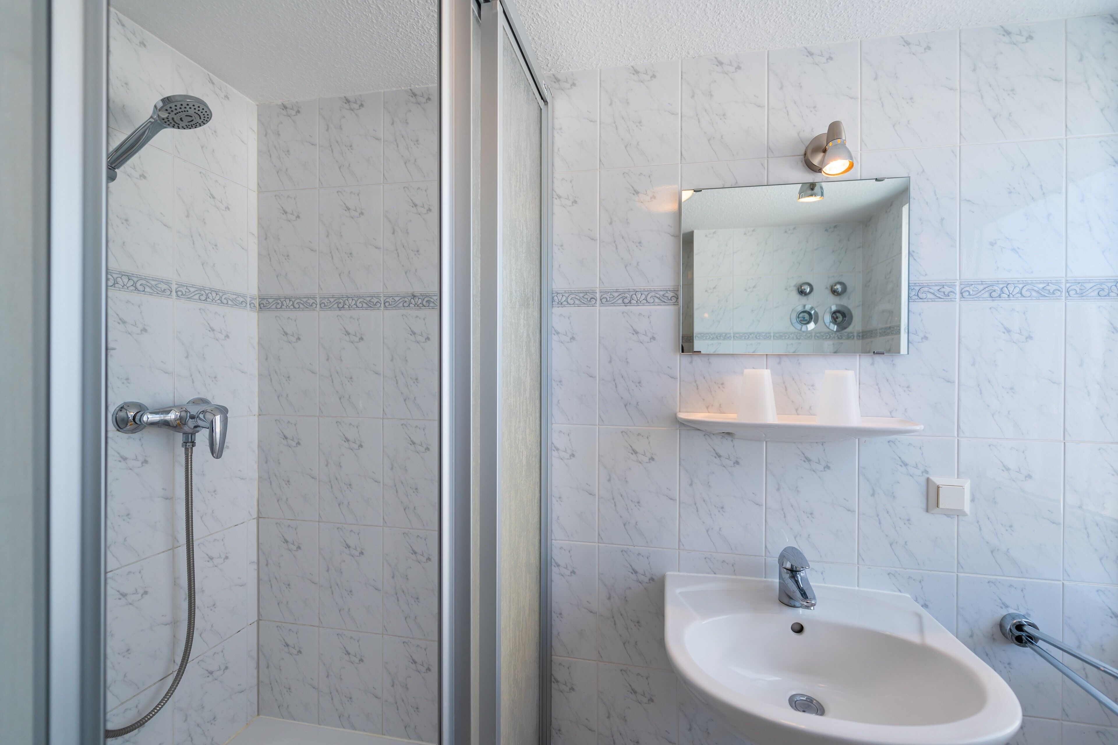 Dusche, Haartrockner, Handtücher