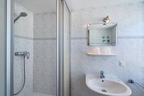Dusche, Haartrockner, Handtücher