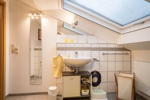 Bathtub, hair dryer, towels - Holiday Apartment "Adlerblick" with Mountain View, Private Terrace & Wi-Fi (Wangen)