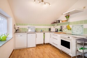 Fridge, microwave, oven, stovetop - Holiday Apartment "Adlerblick" with Mountain View, Private Terrace & Wi-Fi (Wangen)
