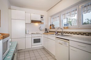 Private kitchen - Holiday Apartment "Adlerhorst" with Mountain View, Private Terrace & Wi-Fi (Wangen)