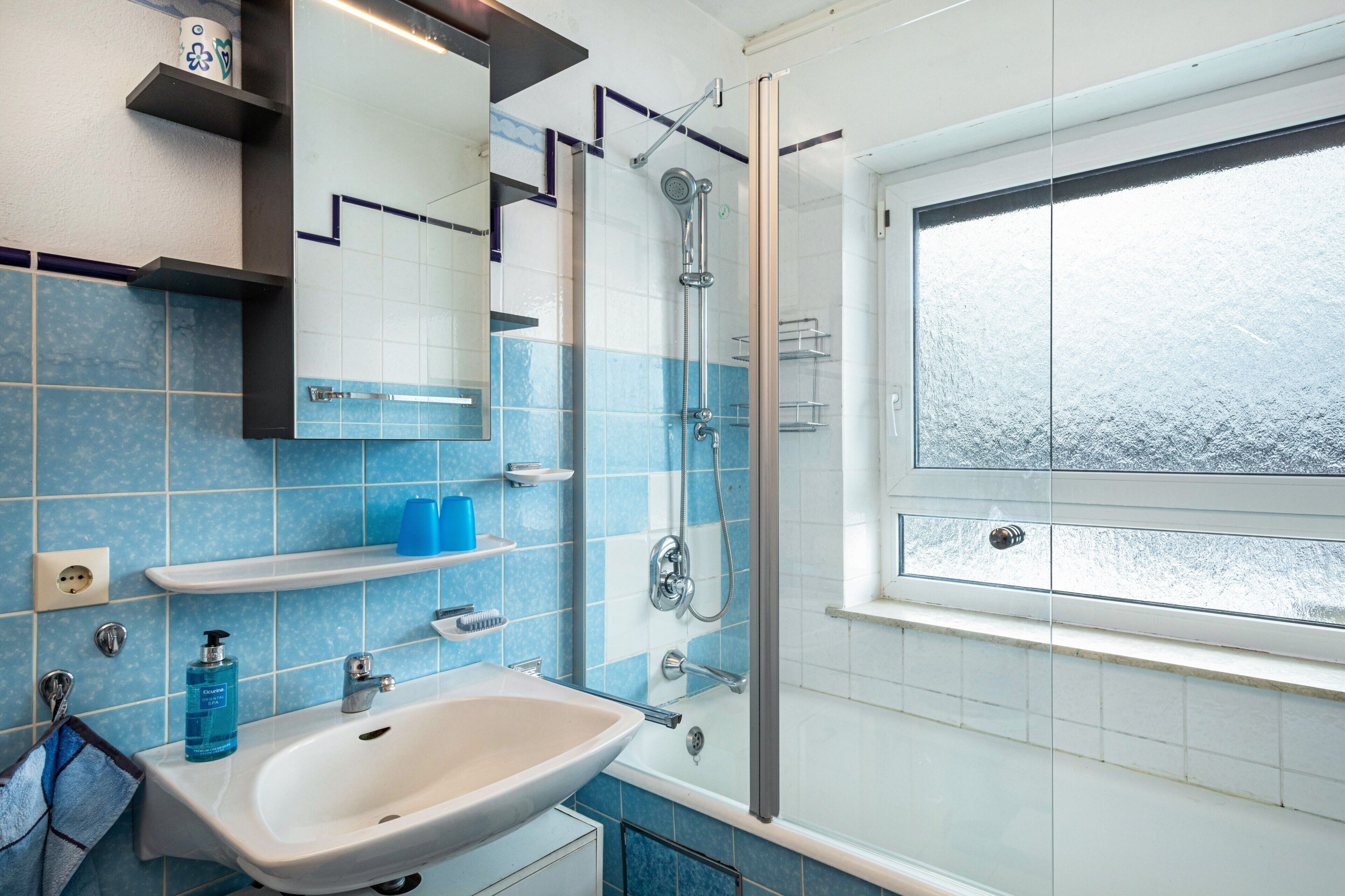 Badewanne, Haartrockner, Handtücher