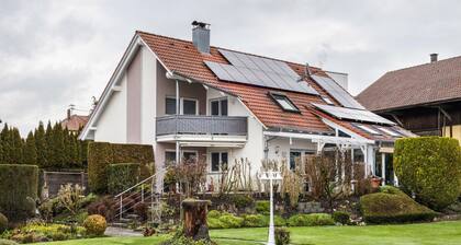 "Ferienwohnung im Grünen" mit Bergblick, Balkon und WLAN