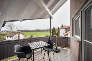 Outdoor dining - Holiday Apartment in the Countryside with Mountain View, Balcony and Wi-Fi (Wolpertswende)