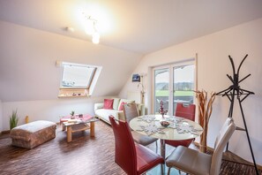 Dining - Holiday Apartment in the Countryside with Mountain View, Balcony and Wi-Fi (Wolpertswende)