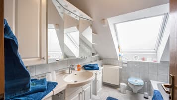 Badewanne, Haartrockner, Handtücher