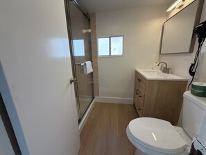 Hair dryer, towels, soap, shampoo - Single Queen Cottage (Carmel-by-the-Sea)