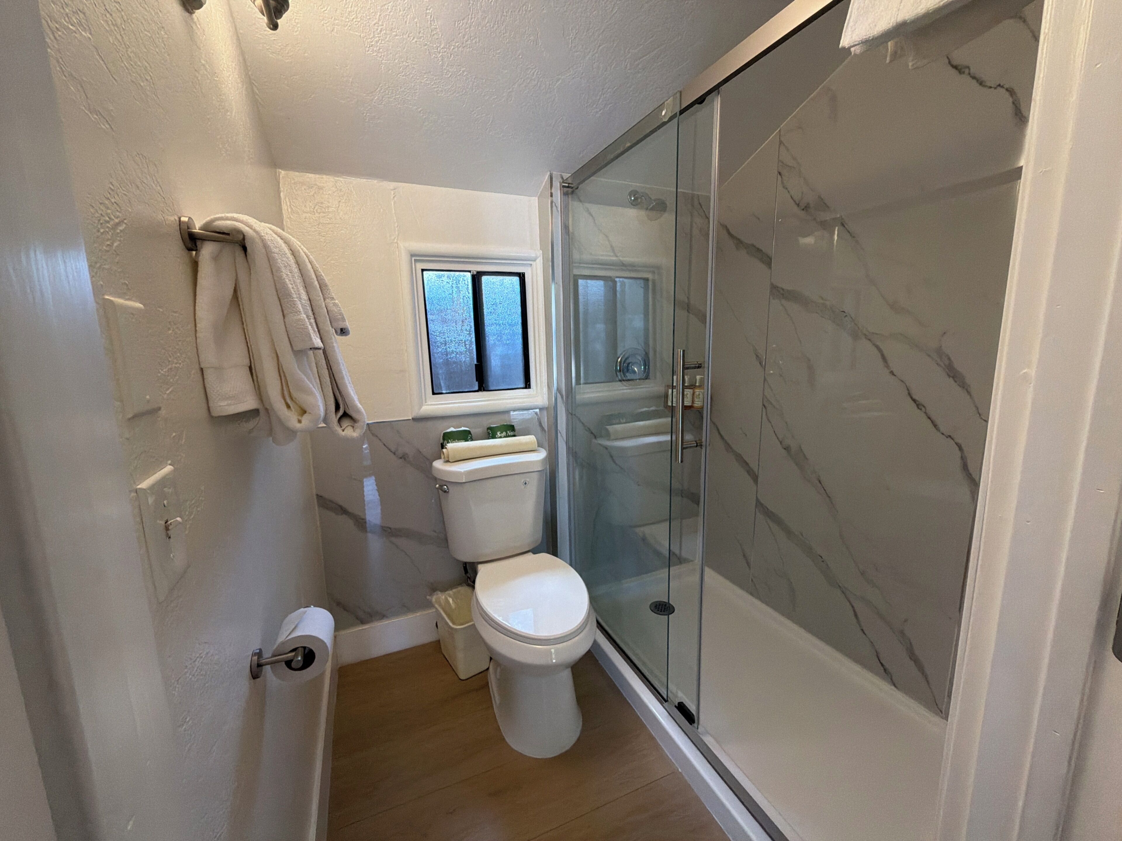 ヘアドライヤー、タオル、石鹸、シャンプー