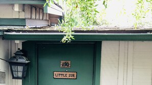 Una porta verde con una targa che riporta la scritta "Little Sur" e una serratura a codice.