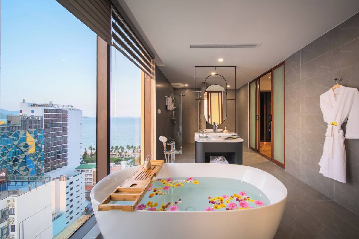 Suite présidentielle | Salle de bain | Articles de toilette griffés, séchoir à cheveux, peignoirs, bidet